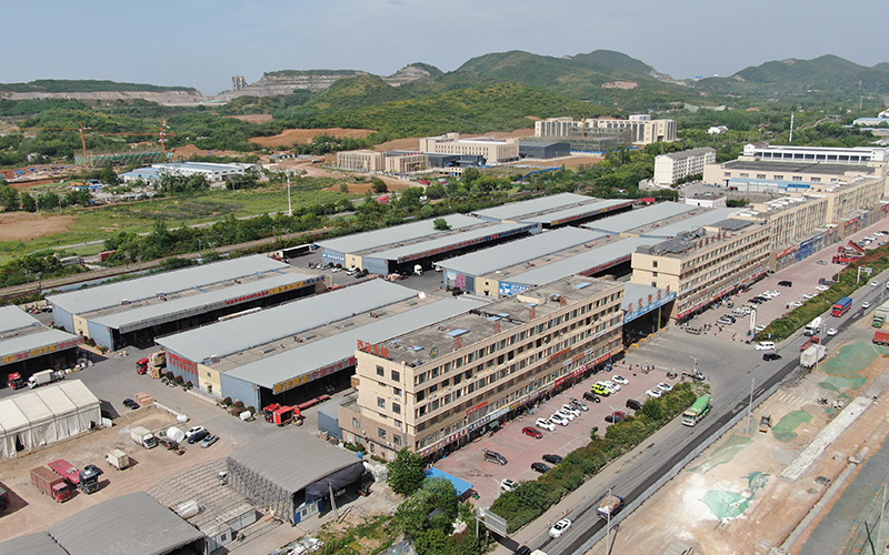 构建"空港+陆港+数字港"三维物流网络，配备超大智能立体仓库，高效跨境交付，为新能源产品供应及运输提供澎湃动力。